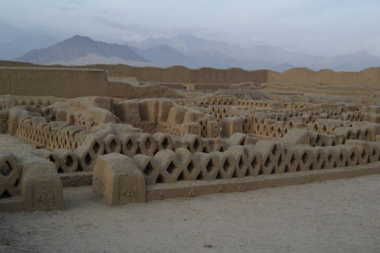 Chan Chan dibangun sebagai ibukota kerajaan yang dibangun dengan bahan tanah liat berlapis lumpur 
