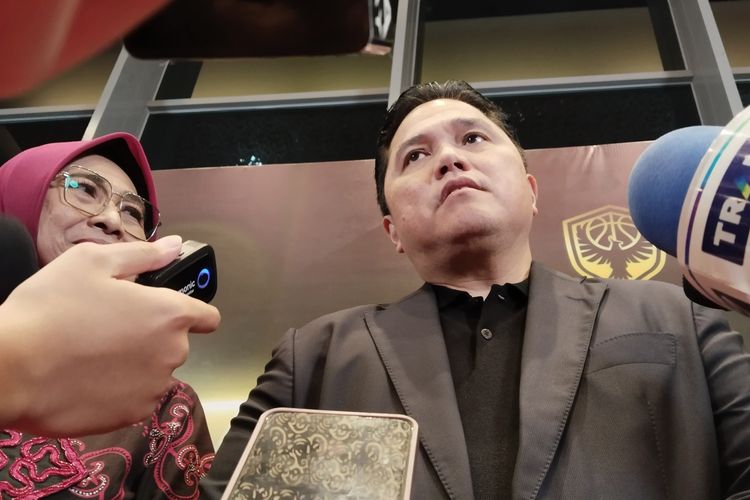 Ketum PSSI, Erick Thohir, kala dijumpai selepas hari pertama munas PP Perbasi di Hotel Grand Mercure, Senin (28/10/2024).