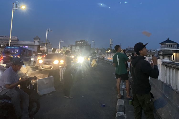 Flyover Kalibata Jadi Arena Layang-layang, Tanda Minimnya Ruang Publik