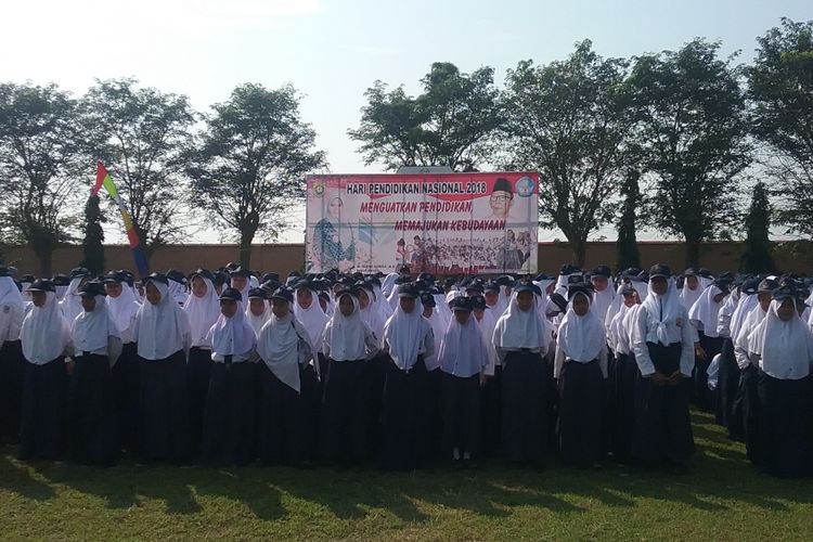 Siswa  SMP di Kendal saat mengikuti upacara bendera memperingati Hari Pendidikan Nasional (Hardiknas) pada Rabu (2/5/2018).