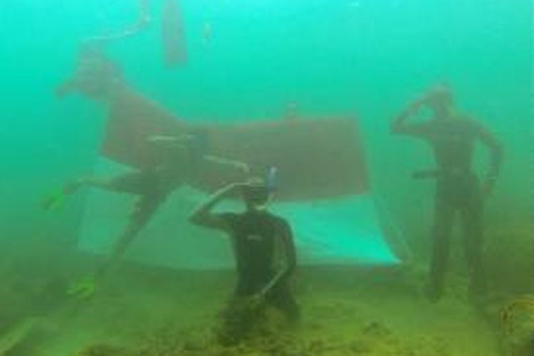 Puluhan penyelam Samarinda mengibarkan Bendera Merah Putih di bawah laut Bontang kedalaman 10 meter, tanpa alat bantu Scuba.