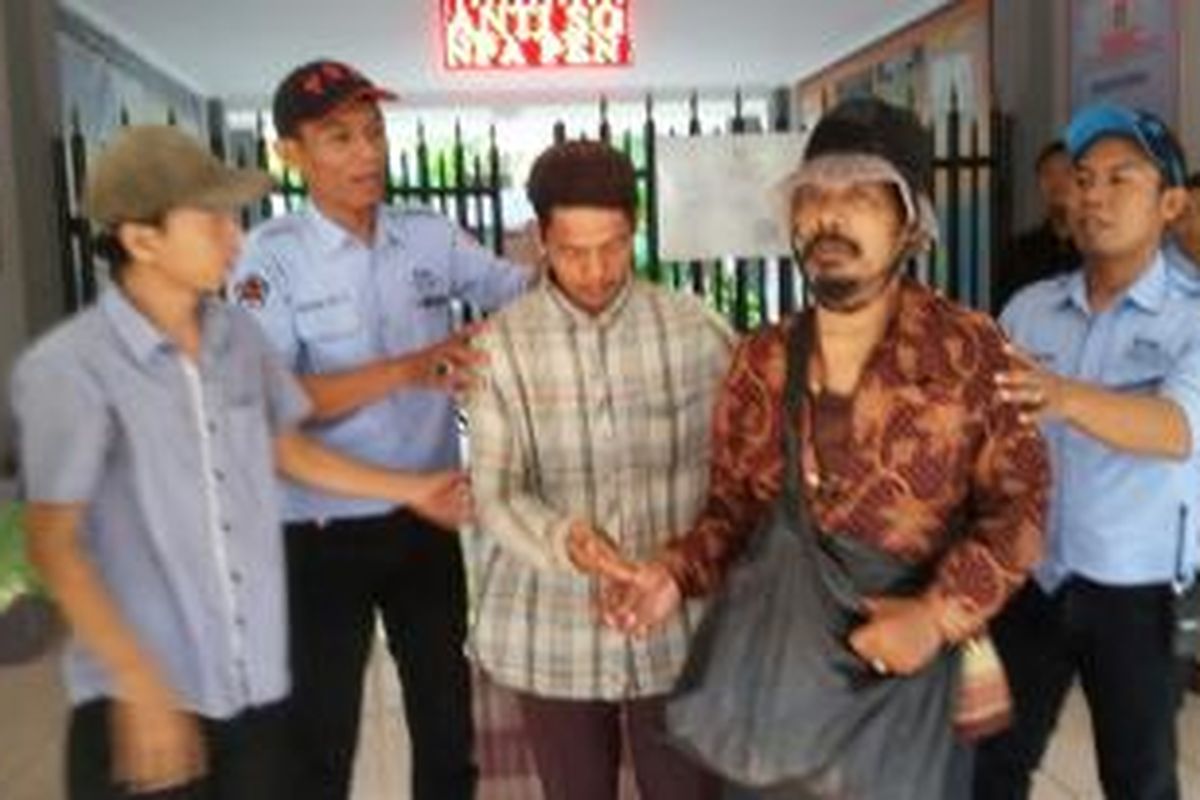 Kedua pengemis yang pura-pura buta, Nasari (32) dan Darto (50) diamankan petugas Suku Dinas Sosial Jakarta Barat, Kamis (26/11/2015). 


