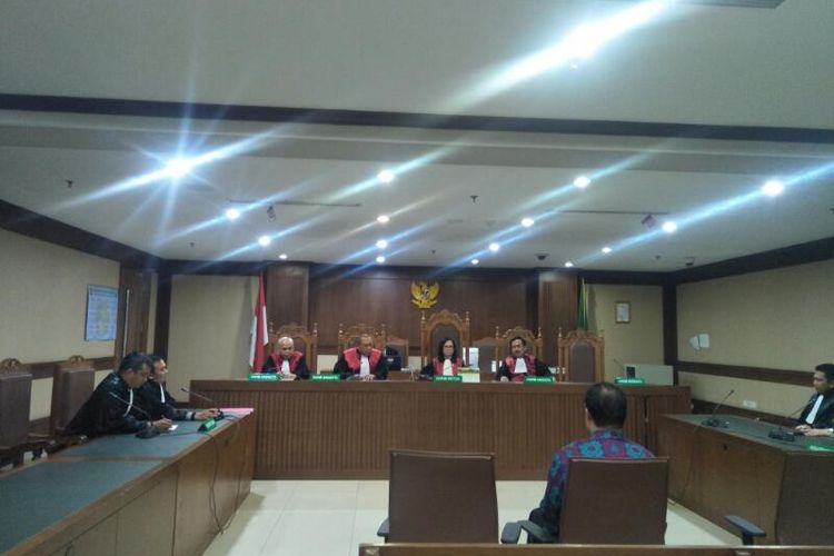 Penundaan Sidang Vonis Kasus Dugaan Tindak Pidana Pencucian Uang dengan Terdakwa Muhtar Ependy di Pengadilan Negeri Jakarta Pusat, Senin (9/3/2020)