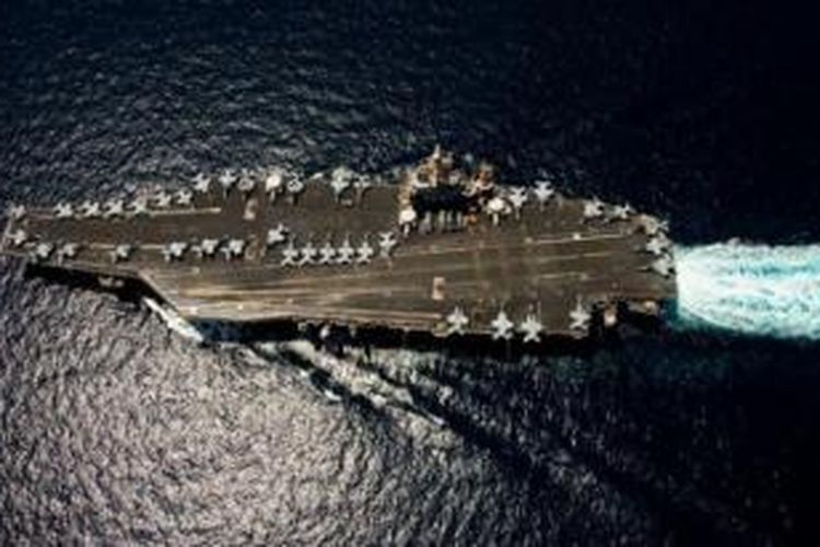 USS Abraham Lincoln, sebuah kapal induk kelas Nimitz.