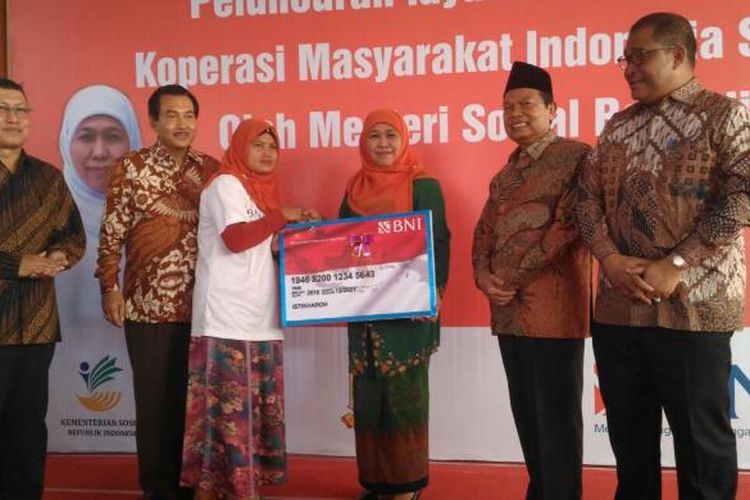 Menteri Sosial Khofifah Indar Parwansa meluncurkan layanan e-Warung di Mojokerto, Sabtu (30/7/2016).