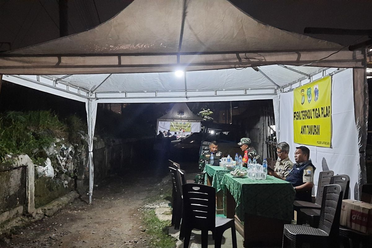 Petugas gabungan dari tiga pilar mendirikan posko di RW 001 Kelurahan Rawa Bunga, Kecamatan Jatinegara, Jakarta Timur, pada Selasa (14/6/2022) malam.