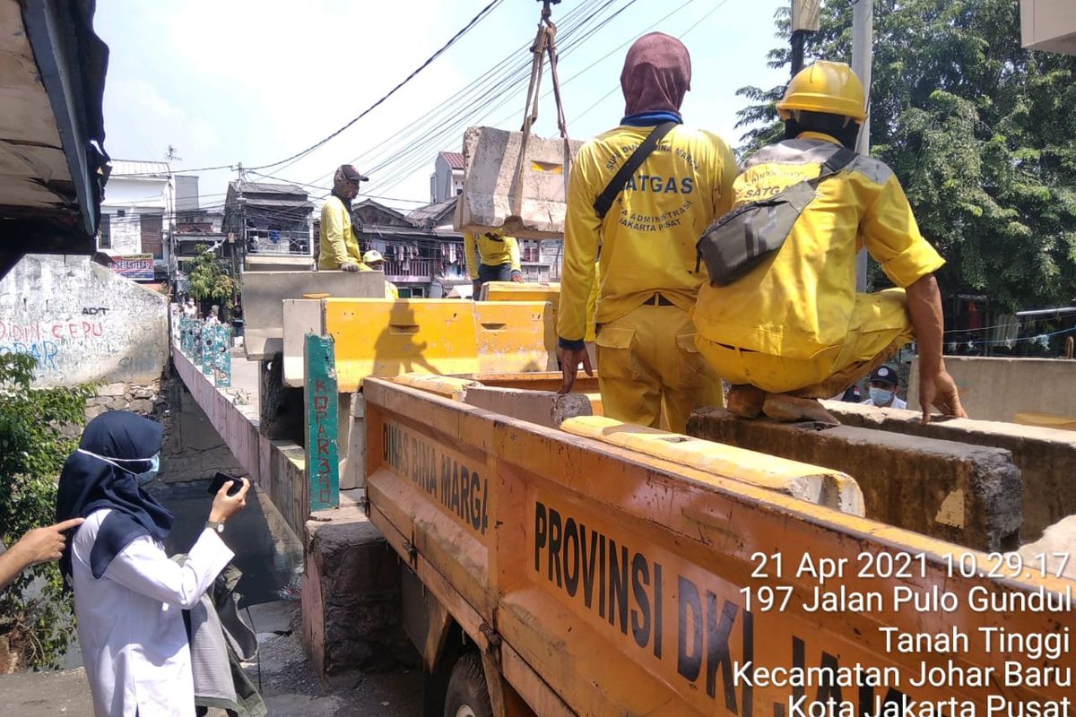 Jembatan yang kerap kali dijadikan akses pemuda tawuran di Kecamatan Johar Baru sudah ditutup oleh pemerintah pusat, Rabu (21/4/2021).