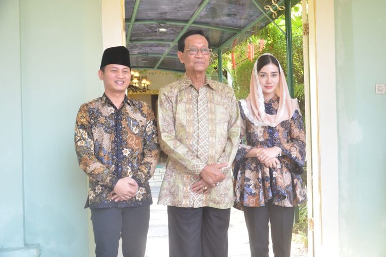 Bupati Trenggalek Gus Ipin (kiri) bersama sang istri Novita Hardini (kanan) ketika menemui Gubernur DIY Sri Sultan Hamengkubuwono (tengah), Senin (1/8/2022).