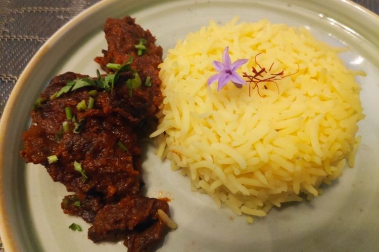 Osso Buca Kashmiri Lamb, paha domba dengan nasi safron. 