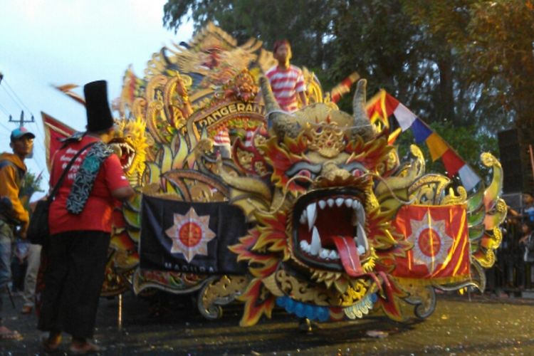 Kesenian Ul-Daul asal Madura menjadi pemuncak karnival Menoreh Art Festival 2019 di Kulon Progo, Daerah Istimewa Yogyakarta.