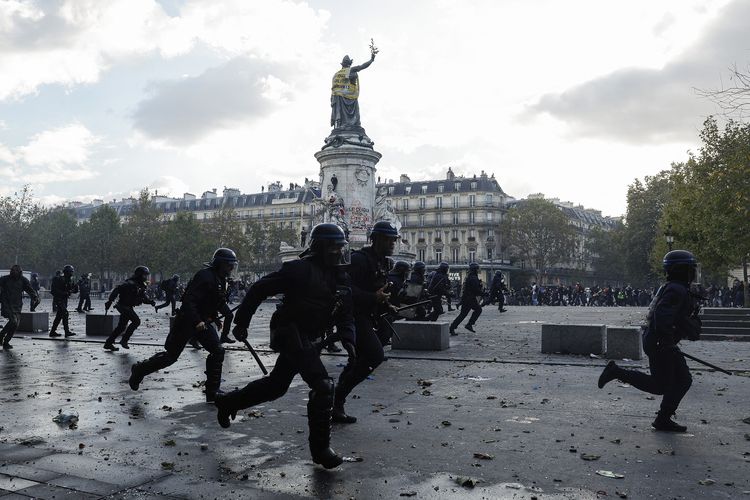 Polisi Perancis Hilang Kendali Saat Demo, Macron Kecam Intel