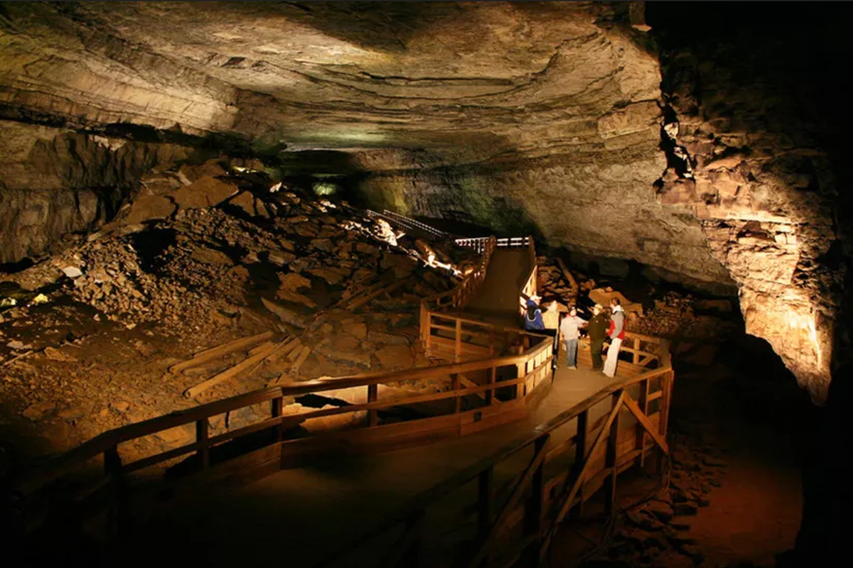 Suasana di dalam Gua Mammoth di Kentucy, Amerika Serikat 
