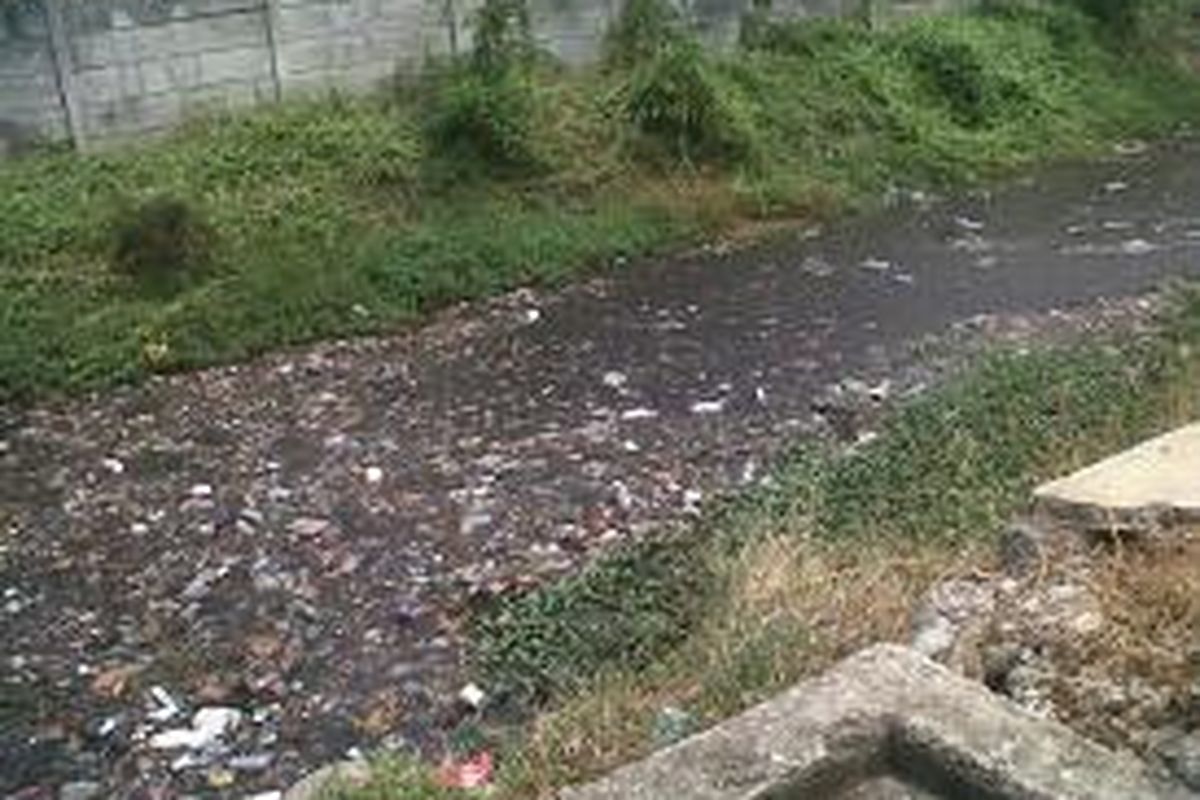 Sampah dan lumpur memenuhi sungai di ujung Jalan Perintis Kemerdekaan mengarah ke Jalan A Yani Jakarta Timur. Gambar ini diambil pada Rabu (29/10/2014).