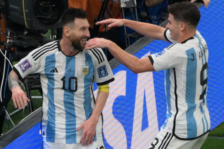 Penyerang Argentina Julian Alvarez merayakan gol dengan Lionel Messi pada semifinal Piala Dunia 2022 Qatar antara Argentina vs Kroasia di Stadion Lusail di Lusail, utara Doha pada Rabu 14 Desember 2022 dini hari WIB.