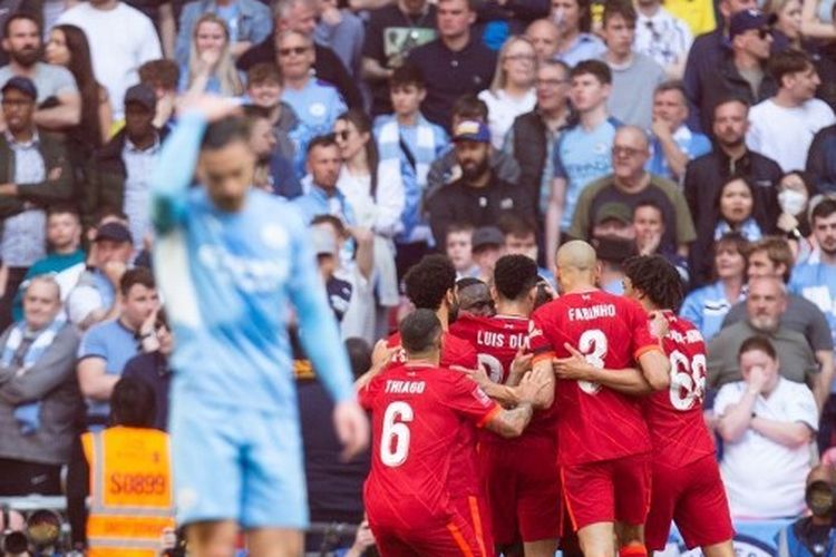 Para pemain Liverpool merayakan gol Sadio Mane ke gawang Manchester City dalam laga semifinal Piala FA, Man City vs Liverpool, di Wembley Stadium, Sabtu (16/4/2022) malam WIB.