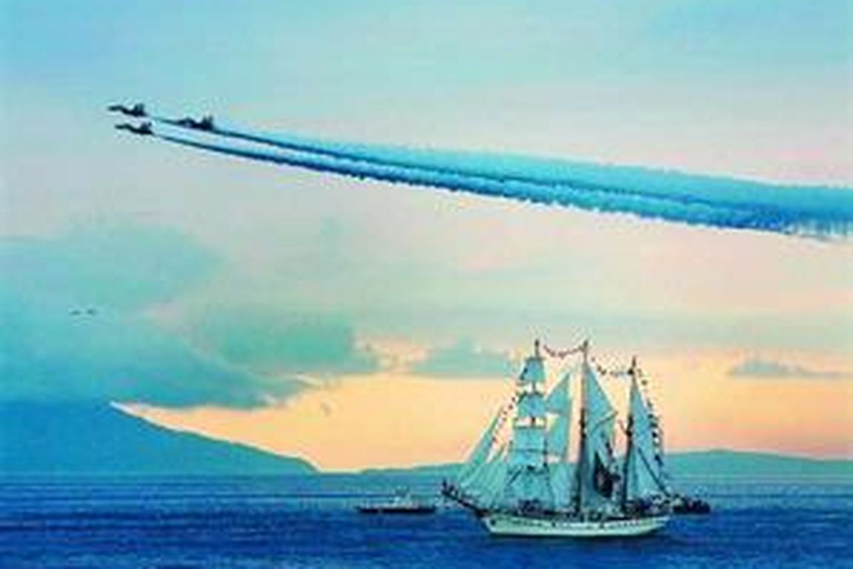 Pesawat Sukhoi SU-30MK2 TNI AU melintas di atas KRI Dewa Ruci untuk memeriahkan International Fleet Review 2009 yang merupakan salah satu puncak acara Sail Bunaken 2009 di Teluk Manado, Sulawesi Utara, Rabu (19/8/2009).