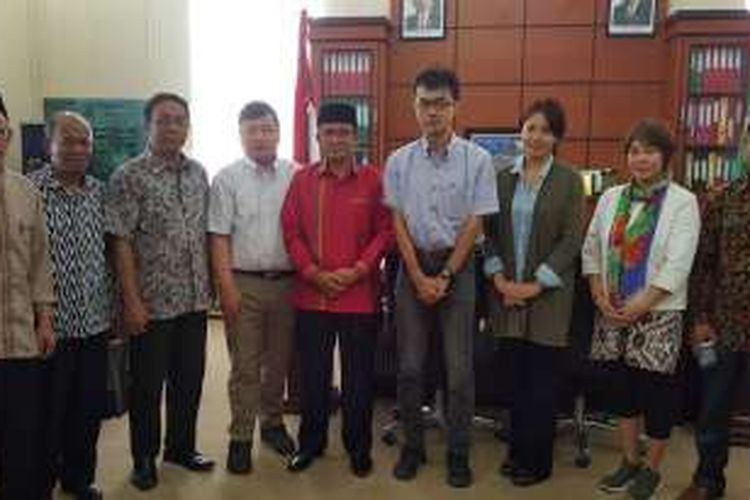 Wakil Bupati Aceh Tengah, Khairul Asmara (baju merah) saat foto bersama perwakilan Okabayashi Farm, sebuah perusahaan asal Provinsi Kocho Jepang, di ruang kerja Wabup setempat.