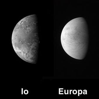 Io dan Europa, dua dari puluhan satelit planet Jupiter