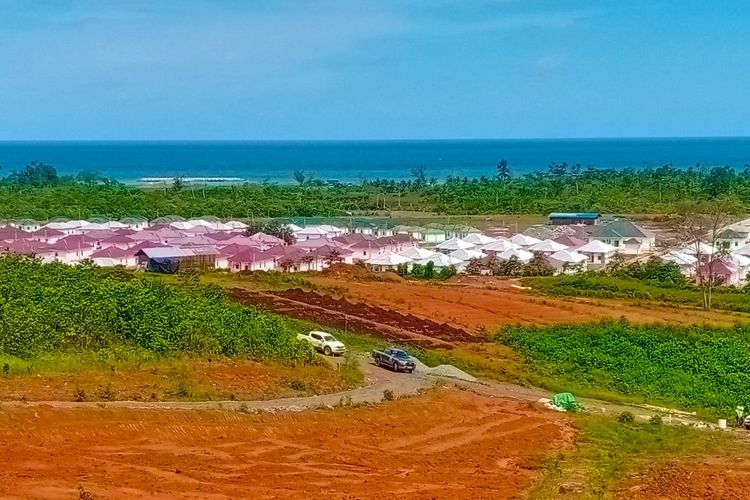 Rumah contoh yang menggunakan batako berbahan baku slag nikel di Kawasan Permukiman Baru Desa Kawasi, Halmahera Selatan, Provinsi Maluku Utara, Minggu (9/4/2023).