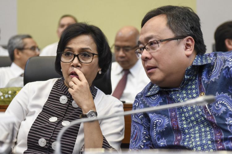 Menteri Keuangan Sri Mulyani (kiri) berbincang dengan  Menteri PPN/Kepala Bappenas Bambang Brodjonegoro sebelum rapat kerja dengan Badan Anggaran DPR di Kompleks Parlemen, Senayan, Jakarta, Senin (23/10). Rapat kerja membahas beberapa hal di dalam RUU APBN Tahun Anggaran 2018 seperti pengesahan hasil panja-panja, pembacaan naskah RUU, pendapat akhir mini fraksi, pendapat pemerintah, penandatangan naskah RUU serta pengambilan keputusan untuk dilanjutkan ke Tingkat II itu ditunda karena tiga Komisi di DPR belum memberikan laporan. ANTARA FOTO/Hafidz Mubarak A/kye/17