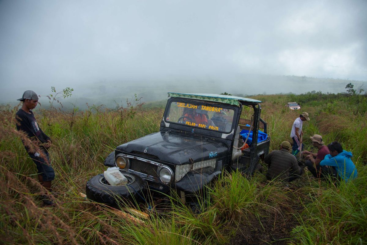 Mobil Toyota FJ 40 melewati medan off road di Gunung Tambora, Dompu, Nusa Tenggara Barat, Sabtu (21/3/2015). Mobil 4x4 menjadi salah satu transportasi menuju pos 3 pendakian Gunung Tambora dari jalur Dorocanga. KOMPAS IMAGES/KRISTIANTO PURNOMO