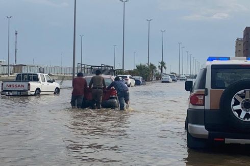 Arab Saudi Diguyur Hujan Lebat, 2 Orang Tewas, Jalan ke Mekkah Ditutup