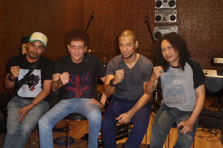 Ahmad Albar (vokal), Iis Rodinda (vokal), Marcell Siahaan (drum), dan Utox (gitar) sedang memproduksi singel berjudul Indonesia Bersatu di NU Straight Studio Cipete, Jakarta Selatan, Selasa (14/11/2017).
