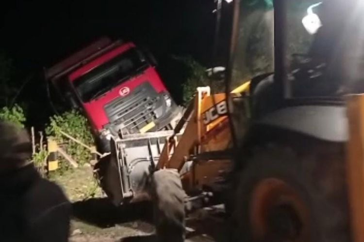 Bodi truk tronton tertimbun material longsoran di Kabupaten Kupang, Nusa Tenggara Timur (NTT), Sabtu (18/2/2023) 