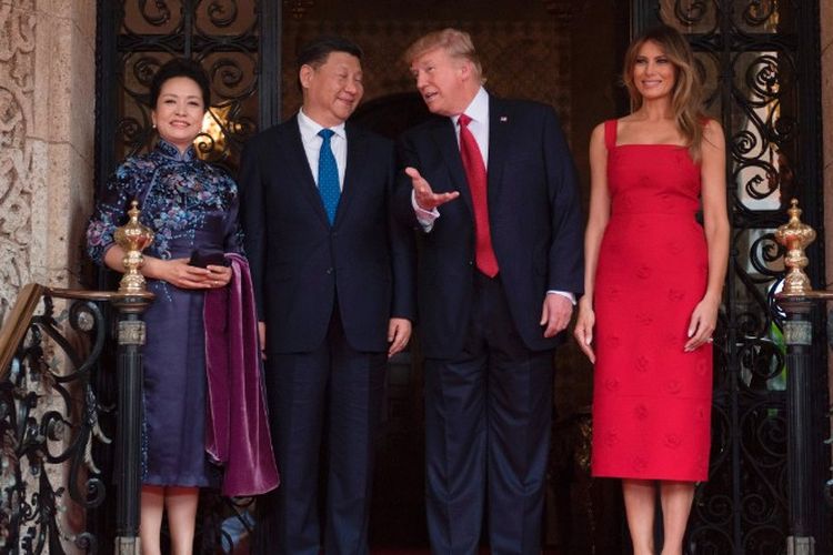 Melania Trump dan Peng Liyuan dalam satu kesempatan pertemuan negara, bersama pasangan masing-masing.