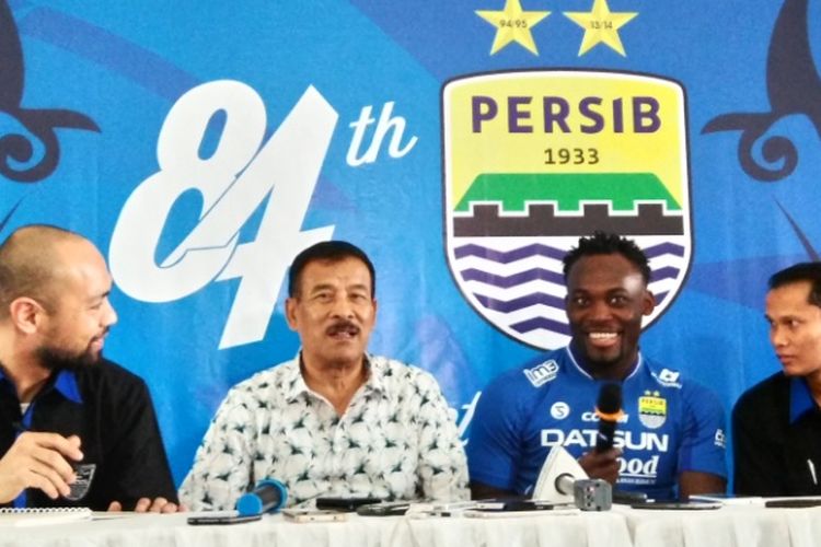 Pemain anyar Persib Bandung Michael Essien saat menjalani sesi jumpa pers di Graha Persib, Jalan Sulanjana, Bandung, Rabu (30/3/2017)