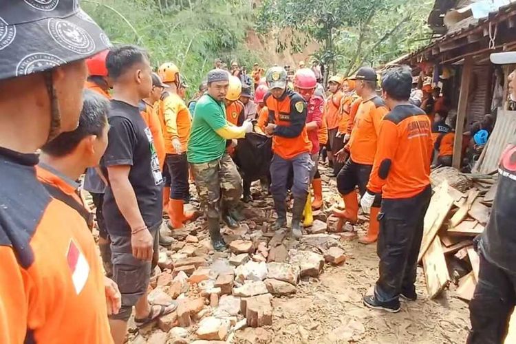 Evakulasi korban tertimbun tanah longsor di Desa Jetis, Kecamatan Sambirejo, Kabupaten Sragen, Jawa Tengah (Jateng), Senin (4/3/2024).