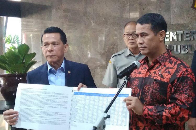 Menteri Pertanian (Mentan) Amran Sulaiman (kanan) dan Ketua IV Badan Pengawas Keuangan (BPK), Rizal Djalil di Kementerian Pertanian (Kementan), Ragunan, Jakarta, Senin (4/9/2017).