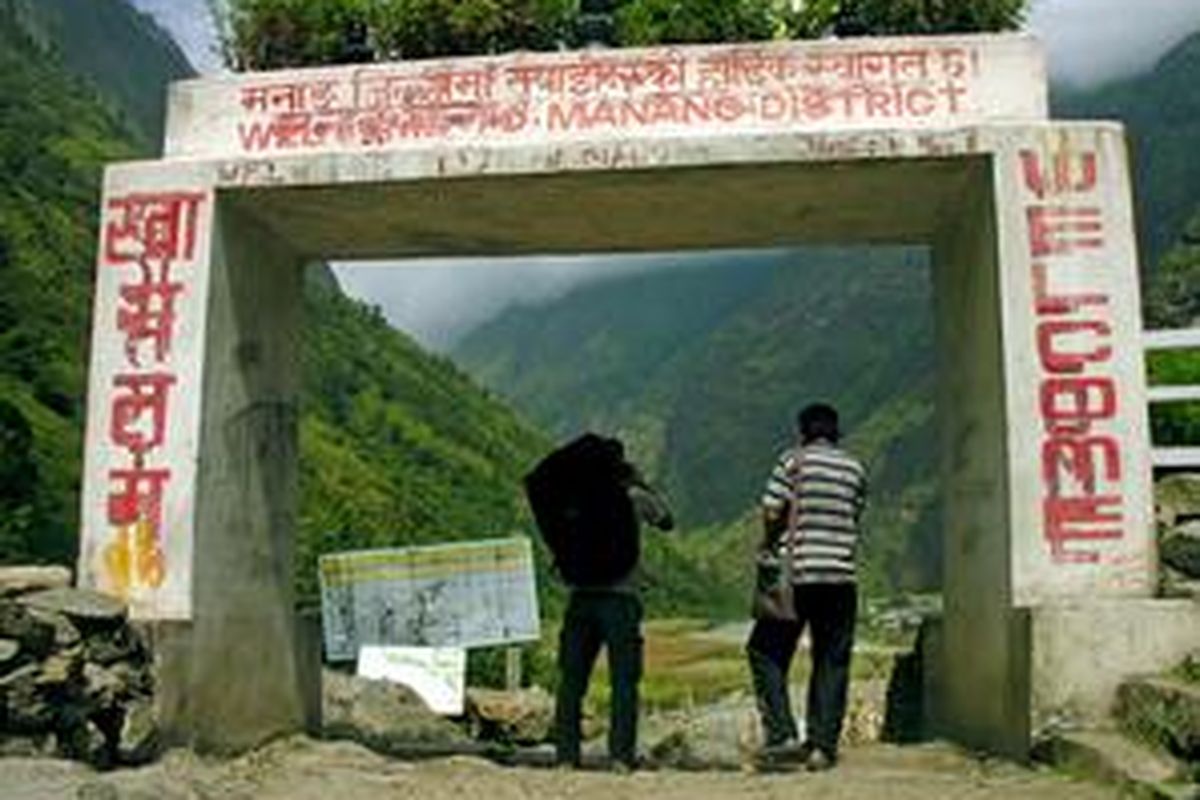 Gerilyawan Maois menghampiri di pintu gerbang menuju Tal.