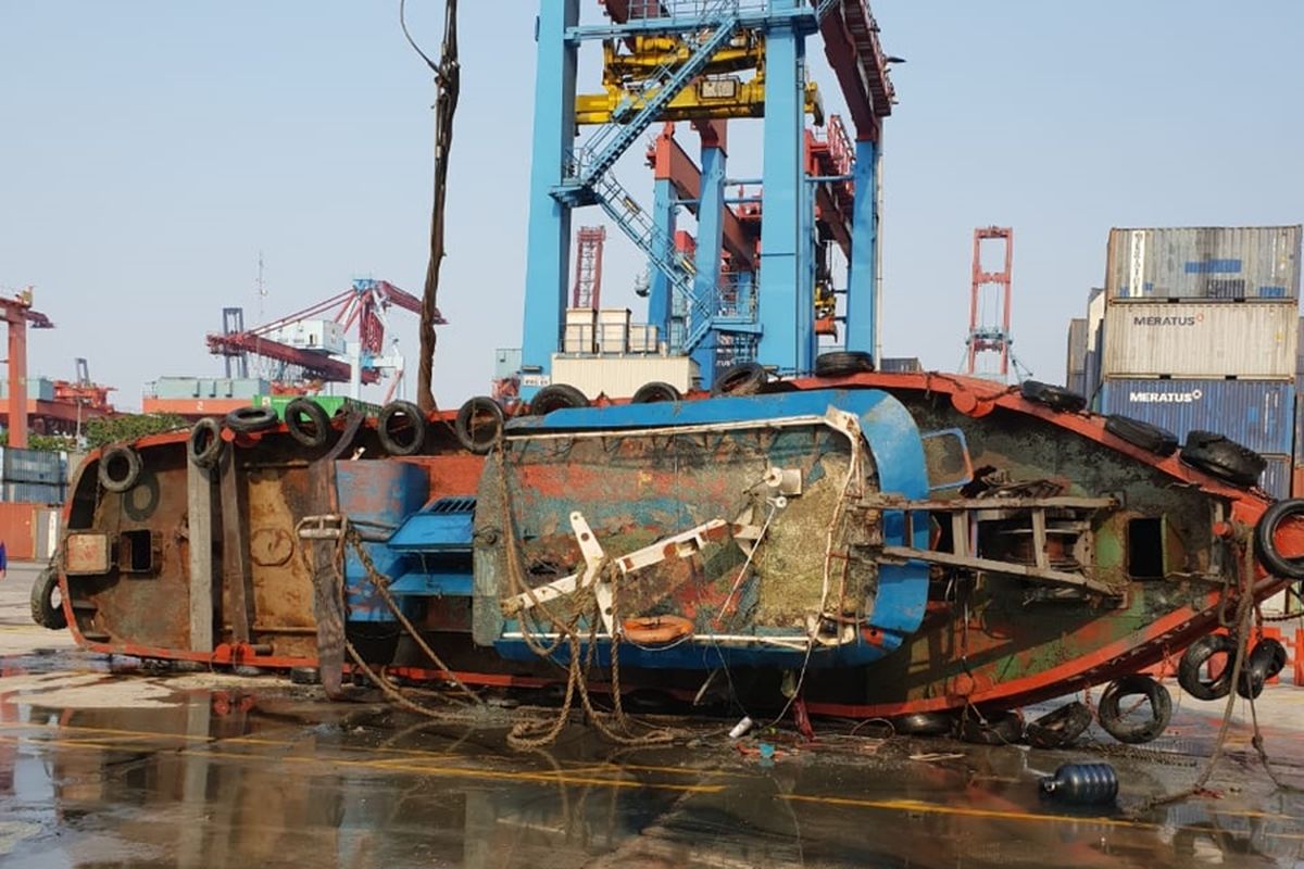 Kapal tenggelam di Demaga 210 Terminal 3 Pelabuhan Tanjung Priok, Jakarta Utara yang telah dievakuasi