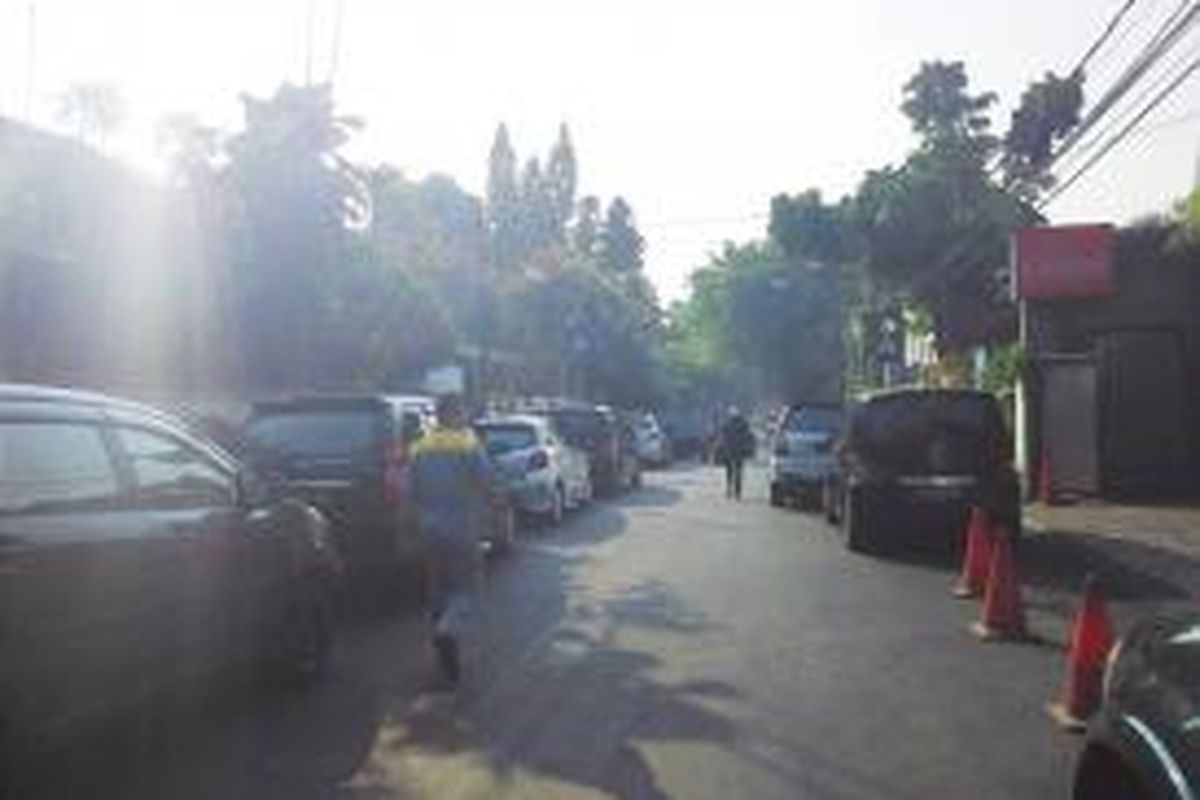 Jalan Besuki yang menjadi letak SDN Menteng 01 Pagi dipenuhi mobil orang tua murid pada hari pertama tahun ajaran baru, Senin (27/7/2015) pagi