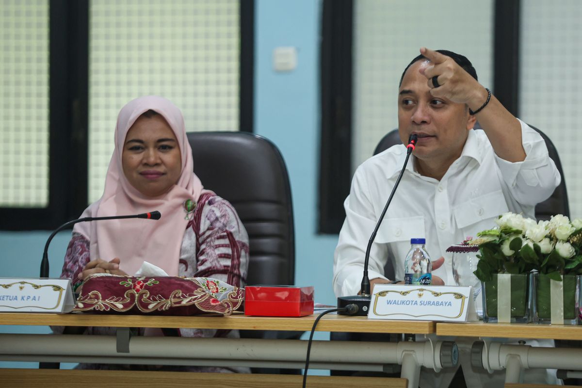 Ketua KPAI, Ai Maryati Solihah dengan Wali Kota Surabaya, Eri Cahyadi, Rabu (28/5/2025).