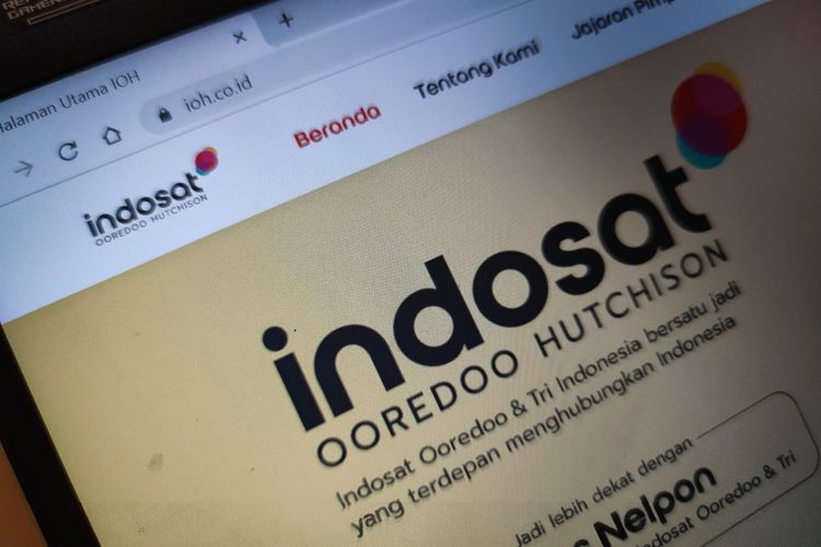 Ilustrasi situs web resmi Indosat Ooredoo Hutchison. Pesangon karyawan Indosat capai 75 kali gaji.