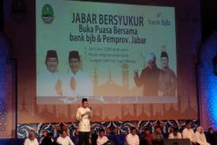 Gubernur Jabar Ahmad Heryawan mengajak 2.000 anak yatim dan dhuafa se-Bandung Raya buka bersama di Sabuga Bandung, Jumat (26/6/2015)