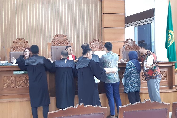 Majelis hakim Krisnugroho tengah mengecek bukti termohon dan pemohon