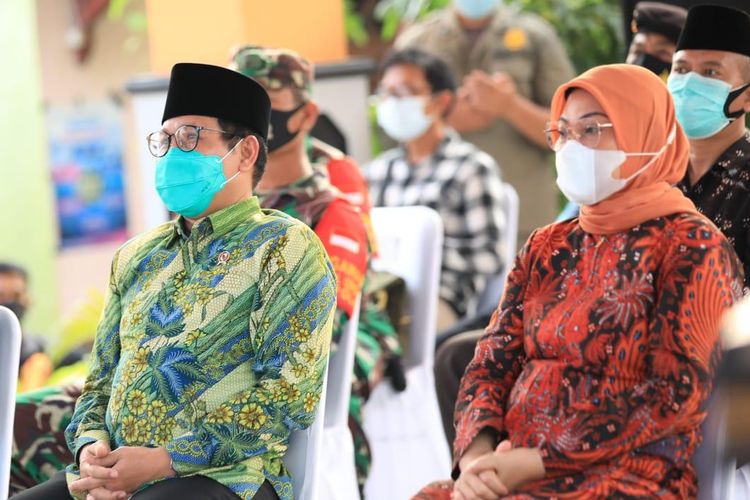 Mendes dan Menaker menghadiri peluncuran program JPS Sanitasi Lingkungan di Desa Pandanagung, Kecamatan Soko, Kabupaten Tuban, Jawa Timur, Sabtu (24/10/2020).
