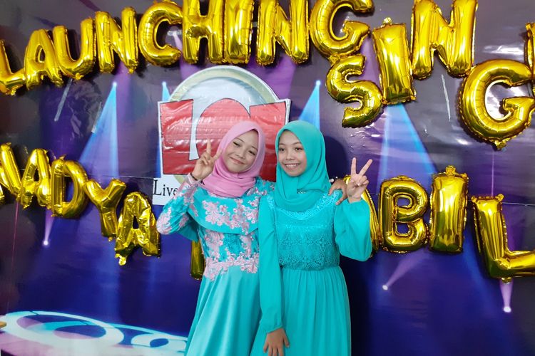 Saudara kembar Nabila Tri Elvira dan Nabila Azzahra yang terpisah 16 tahun saat ditemui di kawasan Jagakarsa, Jakarta Selatan, Jumat (13/3/2020).