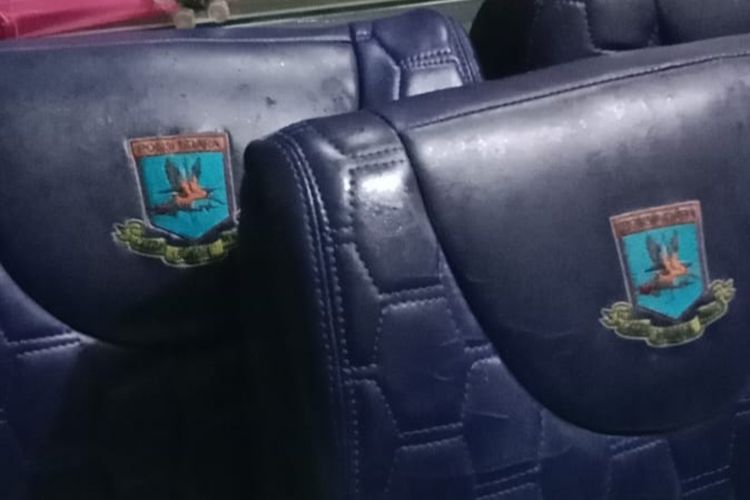 Jok atau sandaran kursi yang diduga dari helikopter polisi yang hilang kontak di Belitung Timur, Bangka Belitung, Minggu (27/11/2022).