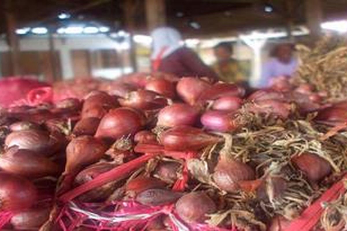 Para pedagang di sentra bawang merah Losari, Cirebon, Jawa Barat, sedang menanti pembeli, Minggu (17/3/2013).