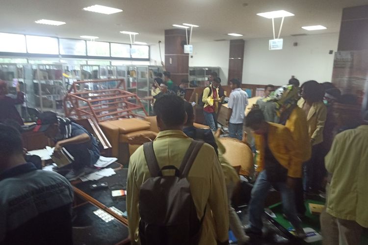 Demo mahasiswa pada Rabu (25/9/2019) berlangsung anarkistis. Ruangan perpustakaan DPRD Sumbar porak poranda dirusak demonstran.