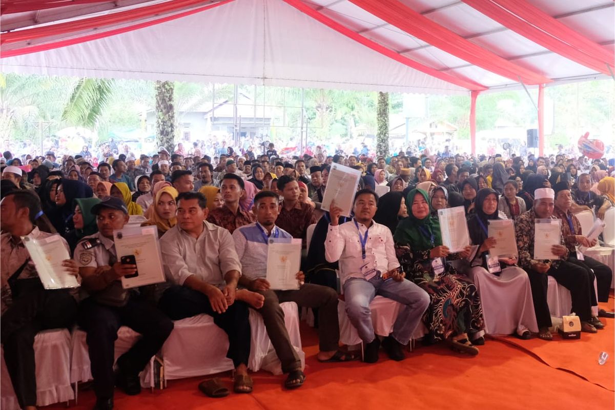 Kementerian Agraria dan Tata Ruang/Badan Pertanahan Nasional (ATR/BPN) melakukan distribusi sertipikat hak atas tanah hasil Program Strategis Nasional Pendaftaran Tanah Sistematis Lengkap (PTSL) dan Redistribusi Tanah di seluruh Indonesia.