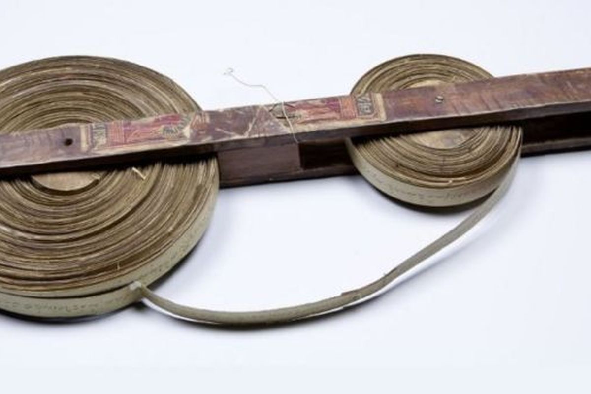 Naskah La Galigo yang asli ditulis dalam lembaran daun lontar.