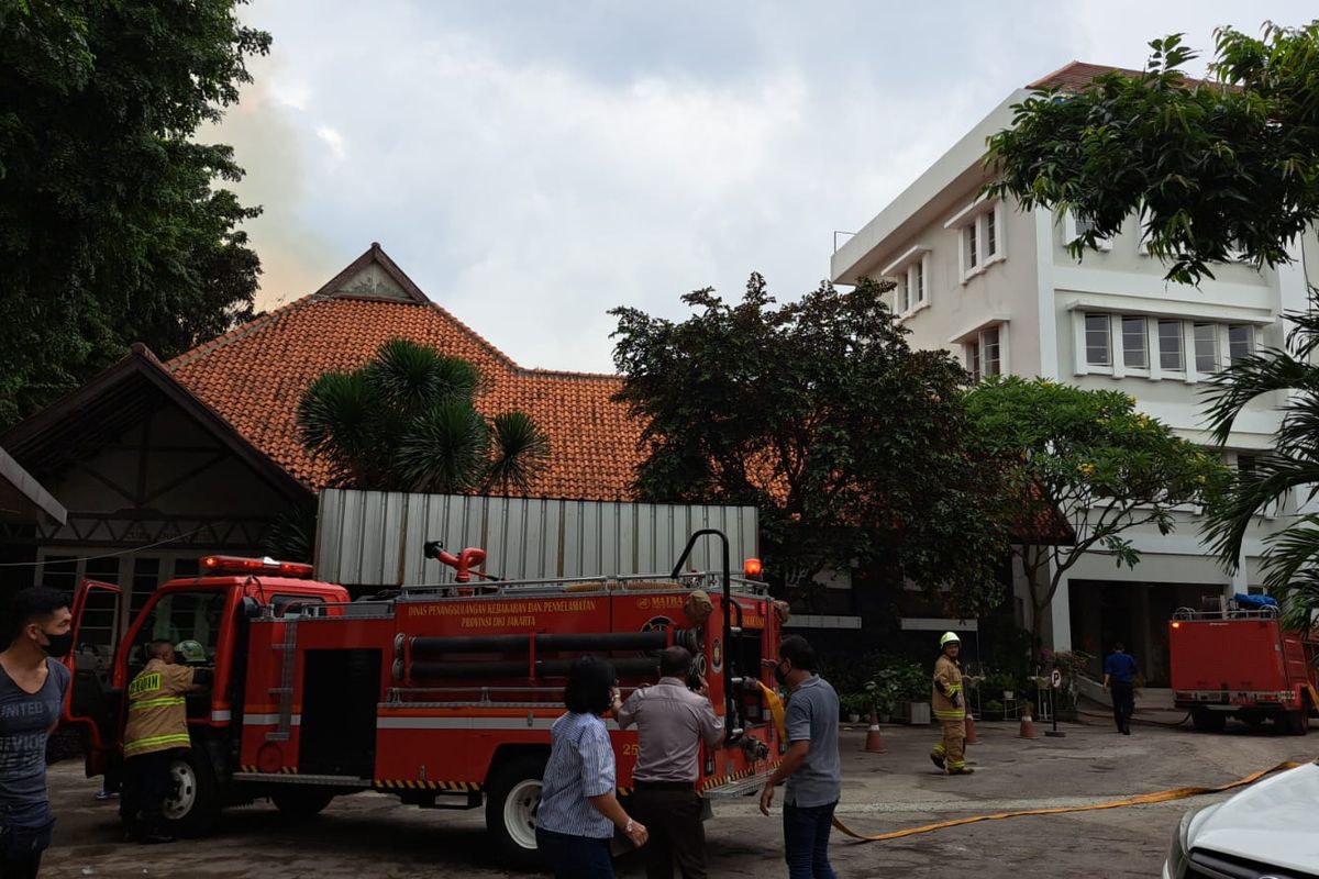 Petugas damkar yang berusaha memadamkan api ketika kebakaran terjadi di sebuah bangunan lama di belakang Gereja Santo Antonius Padua, Jalan Otista Raya, Jatinegara, Jakarta Timur, Jumat (27/1/2023).