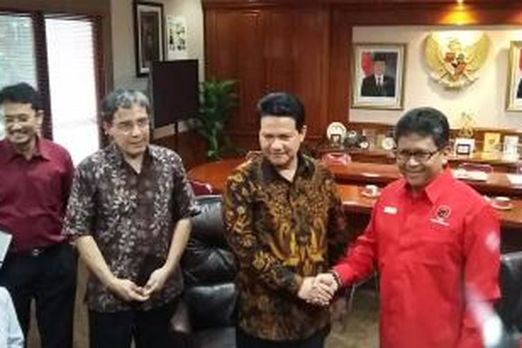 Sekjen PDI-P Hasto Kristiyanto berjabat tangan dengan Ketua KPU Husni Kamil Manik di Gedung KPU, Jakarta, Selasa (12/5/2015).