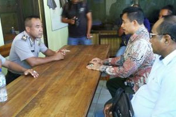 Pasangan calon Bupati dan Wakil Bupati TTU, Eusebio Hornai Rebelo (kanan baju putih)  dan Raymundus Loin (kedua dari kanan baju batik), saat melaporkan Bupati TTU, Raymundus Sau Fernandes ke Polda NTT, Jumat (31/7/2015)