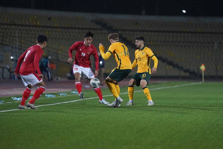 Penyerang timnas U23 Indonesia, Hanis Saghara, beraksi melawan pemain Australia pada laga Kualifikasi Piala Asia U23.